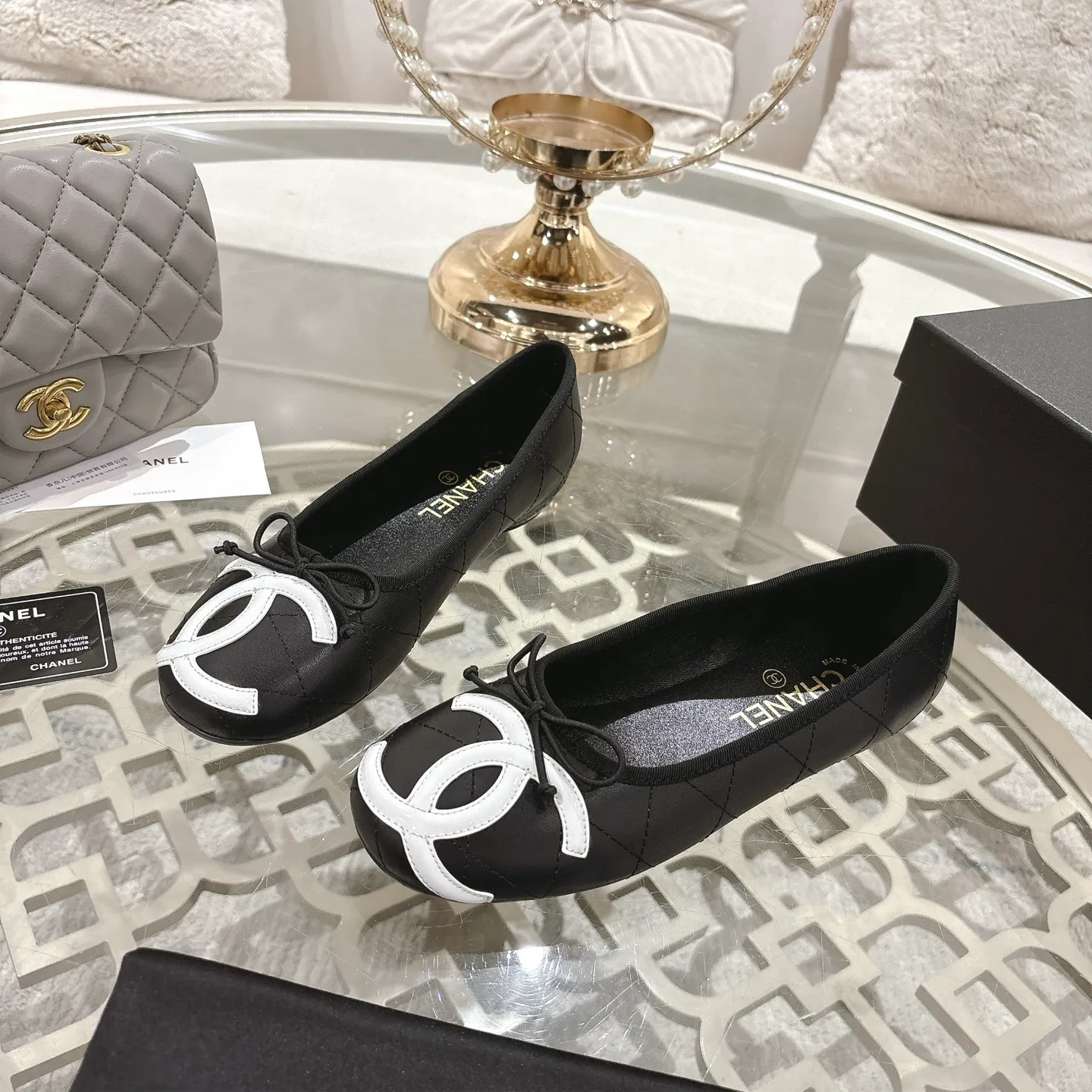 👟👟Ex-factory price 540👟👟 [Purchase-level quality] CHANEL Xiaoxiang 25/A new summer bow-tie shoes 💃 This pair of "dancing shoes" is really breathtakingly beautiful! Made of cowhide fabric + exquisite electric embroidery, every detail exudes a sense of high-end ~ classic bow design, Italian genuine leather sole, comfortable and elegant on the feet, a perfect must-have for fairies!  🌟 All counters are from the same source! All materials are customized according to the original 1:1, and are developed and patterned from genuine products. The quality is absolutely assured ~ a classic that must be bought every year, a versatile artifact that looks great whether paired with skirts or jeans!  💖 The perfect finishing touch for summer outfits, sisters, just do it! 👉 Fabric: Imported sheepskin Lining: Imported sheepskin Outsole: Private molded outsole Size: 35-40 Leather surface